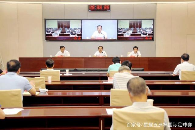 55岁吴奇隆身心状态佳，潘家园市场独自闲逛如年轻人